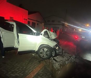 Assalto à mão armada termina com veículo colidindo contra poste em Araranguá