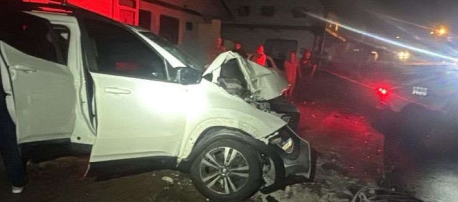 Assalto à mão armada termina com veículo colidindo contr...