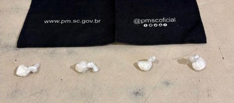 Homem é preso por tráfico de drogas após tentar fugir da...