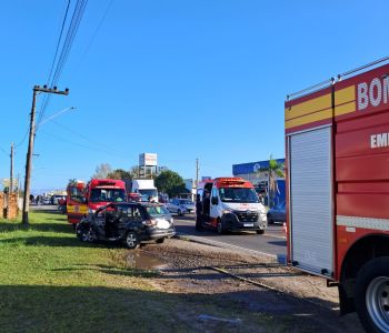 Automóvel bate contra caminhão estacionado na Divinéia, em Araranguá