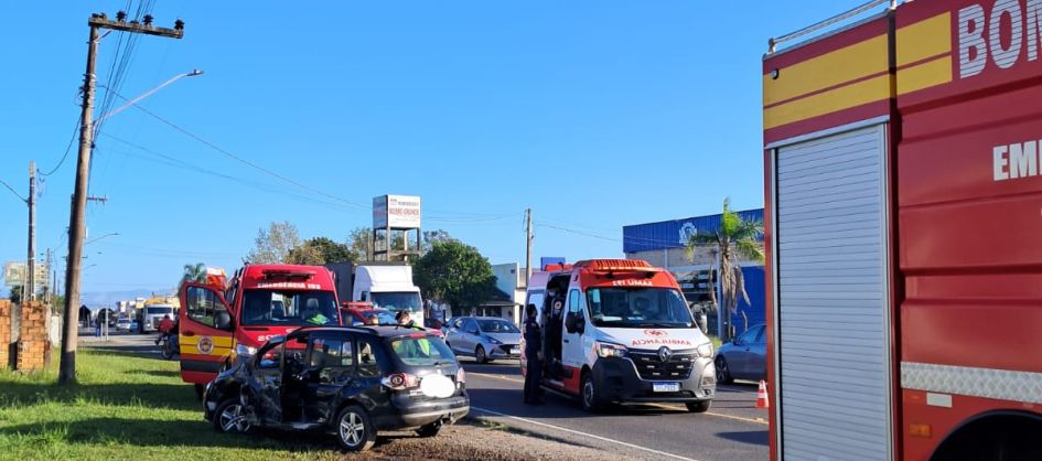Automóvel bate contra caminhão estacionado na Divinéia, ...