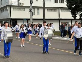 Meleiro realiza Desfile Cívico de 7 de Setembro na Avenida Antônio Walmor Canela