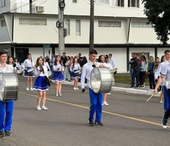 Meleiro realiza Desfile Cívico de 7 de Setembro na Avenida Antônio Walmor Canela