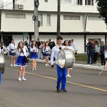 Meleiro realiza Desfile Cívico de 7 de Setembro na Avenida Antônio Walmor Canela