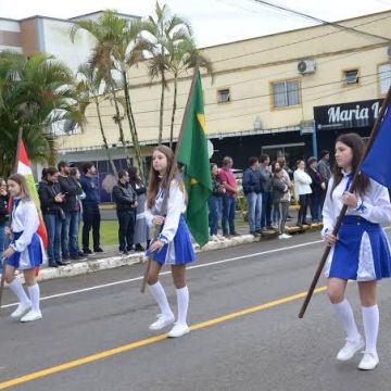 Meleiro realiza Desfile Cívico de 7 de Setembro na Avenida Antônio Walmor Canela