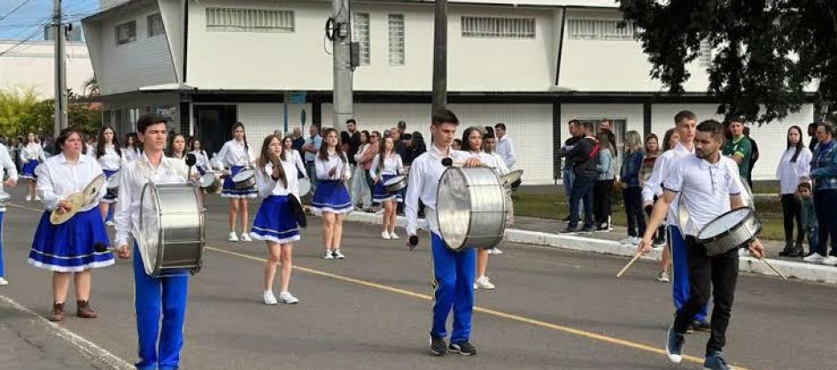 Meleiro realiza Desfile Cívico de 7 de Setembro na Avenida...