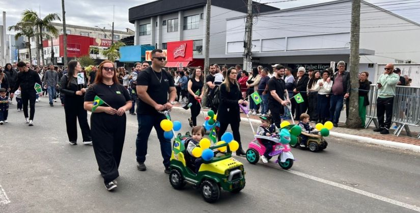 Desfile de 7 de Setembro reúne 101 instituições em Araranguá