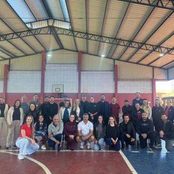 Professores de Araranguá participam de formação prática em Educação Física