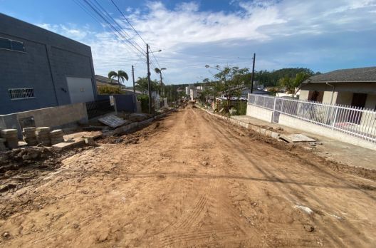 Obras de pavimentação e saneamento avançam em Araranguá