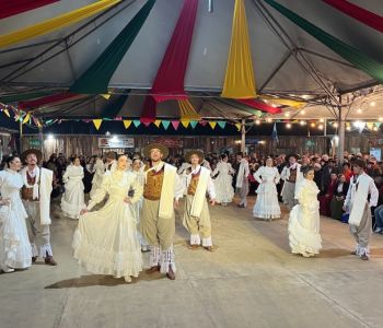Primeira noite da Semana Farroupilha é marcada por homenagens e apresentação do Grupo Cultural Os Araganos
