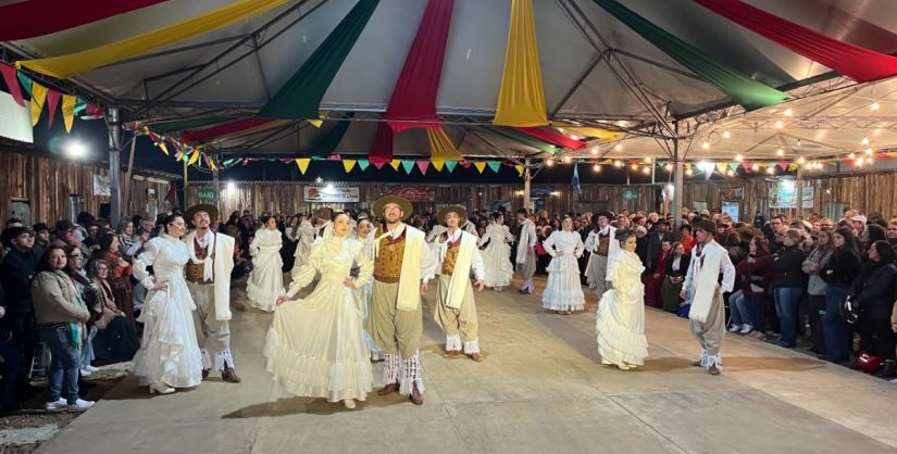 Primeira noite da Semana Farroupilha é marcada por homenagens e apresentação do Grupo Cultural Os Araganos