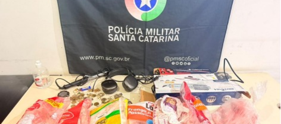 Homem é detido com objetos furtados após ser abordado ven...