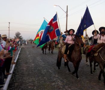 Cavalgada para buscar a Chama Crioula celebra às comemorações do Final de Semana Farroupilha em Balneário Gaivota