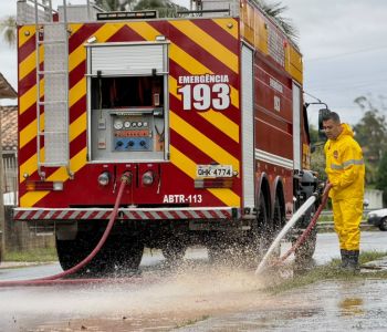 Bombeiros atuam na limpeza de áreas afetadas pelas chuvas em Criciúma