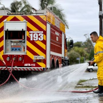 Bombeiros atuam na limpeza de áreas afetadas pelas chuvas em Criciúma