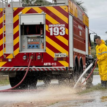 Bombeiros atuam na limpeza de áreas afetadas pelas chuvas em Criciúma