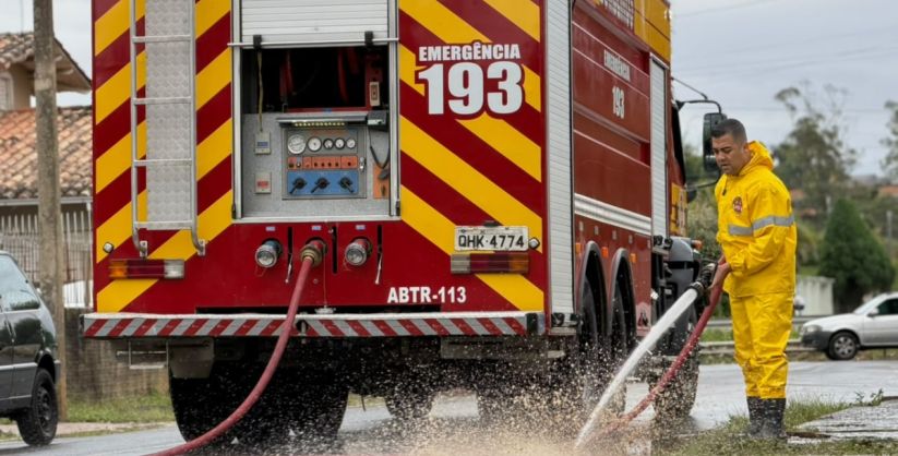 Bombeiros atuam na limpeza de áreas afetadas pelas chuvas em Criciúma