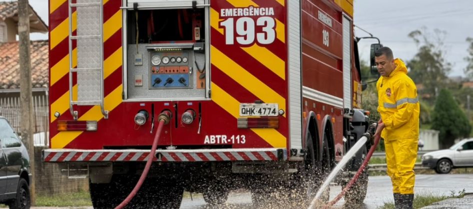 Bombeiros atuam na limpeza de áreas afetadas pelas chuvas ...