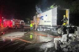 Incêndio em carreta mobiliza bombeiros na divisa entre SC e RS