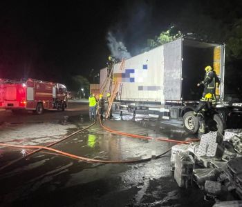 Incêndio em carreta mobiliza bombeiros na divisa entre SC e RS