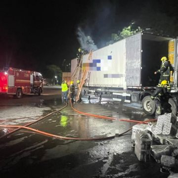 Incêndio em carreta mobiliza bombeiros na divisa entre SC e RS