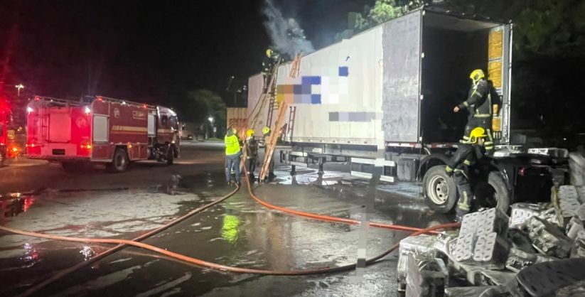 Incêndio em carreta mobiliza bombeiros na divisa entre SC e RS