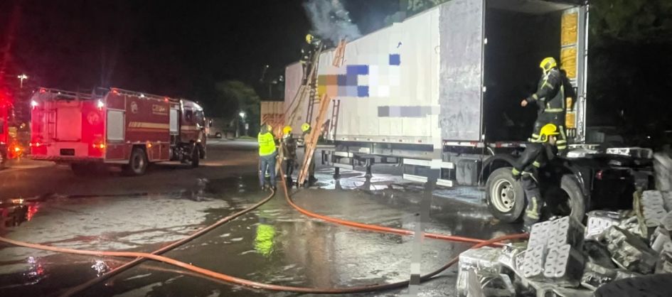 Incêndio em carreta mobiliza bombeiros na divisa entre SC ...