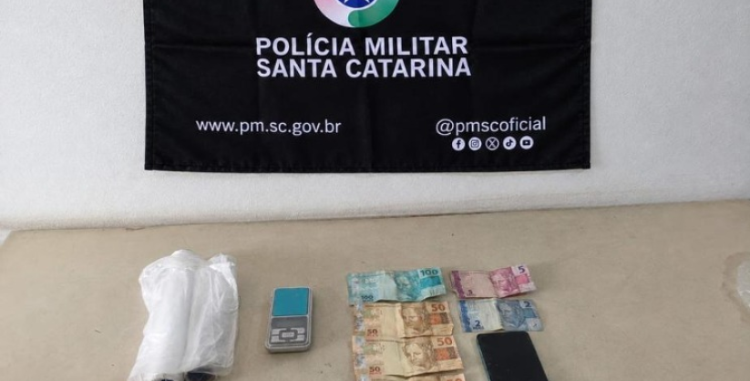 Homem é preso por tráfico de drogas durante abordagem em Araranguá