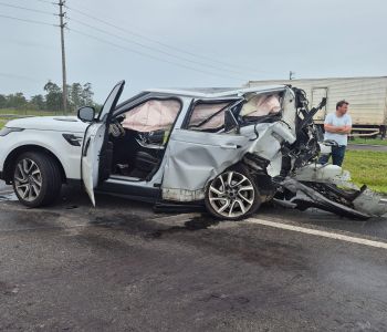 Motorista de 53 anos fica gravemente ferido em acidente na BR-101, em Araranguá
