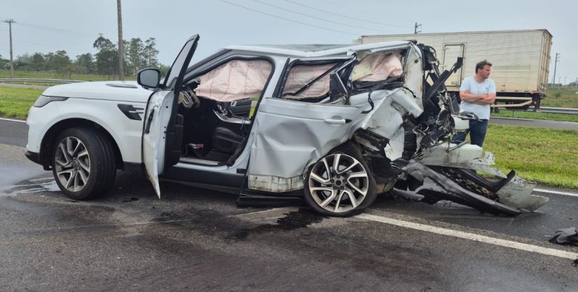 Motorista de 53 anos fica gravemente ferido em acidente na BR-101, em Araranguá