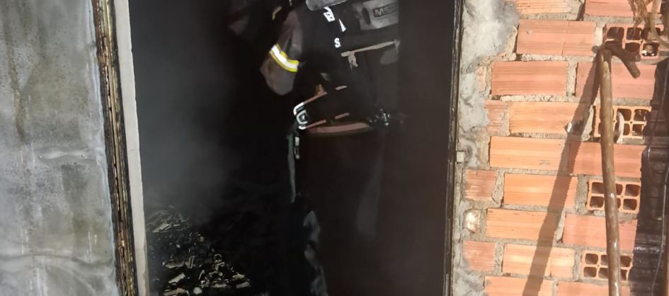 Incêndio atinge estufa de secagem de fumo em Araranguá