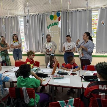 Maracajá entrega 1,5 mil kits educativos em comemoração ao Dia das Crianças