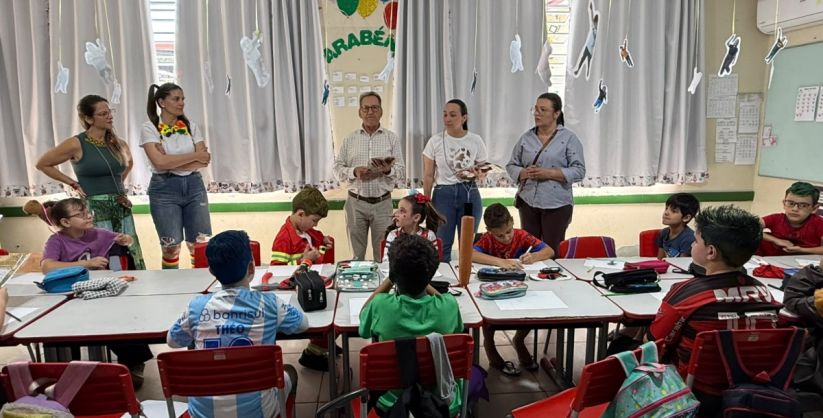 Maracajá entrega 1,5 mil kits educativos em comemoração ao Dia das Crianças
