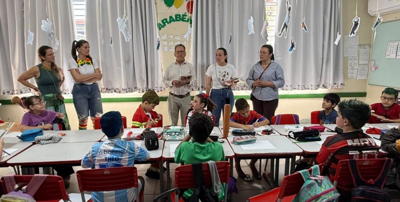 Maracajá entrega 1,5 mil kits educativos em comemoração ao Dia das Crianças