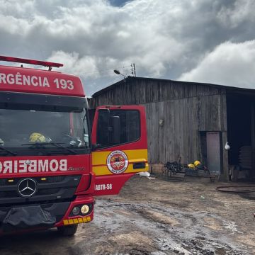 Incêndio atinge estufa de fumo no bairro Parque Alvorada, em Araranguá