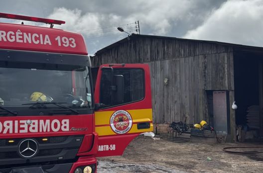 Incêndio atinge estufa de fumo no bairro Parque Alvorada, em Araranguá
