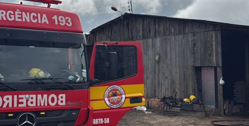 Incêndio atinge estufa de fumo no bairro Parque Alvorada, em Araranguá