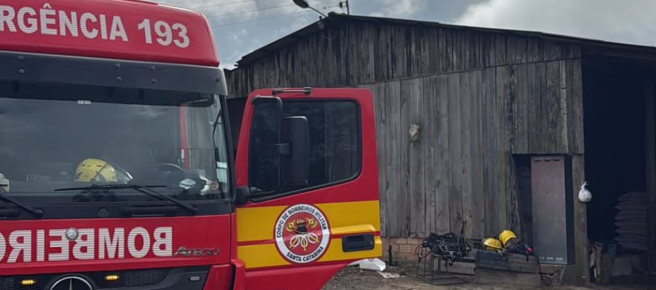 Incêndio atinge estufa de fumo no bairro Parque Alvorada, ...