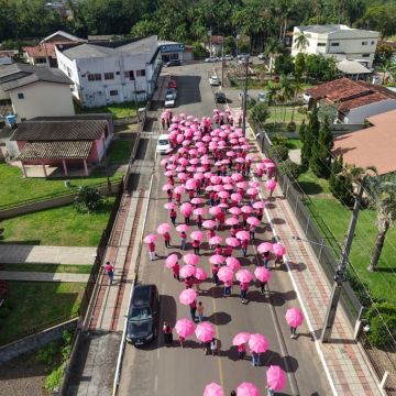 Meleiro reúne mais de 100 mulheres em caminhada do Outubro Rosa e anuncia evento com Laine Valgas