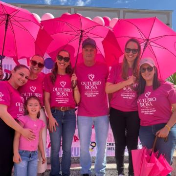 Meleiro reúne mais de 100 mulheres em caminhada do Outubro Rosa e anuncia evento com Laine Valgas