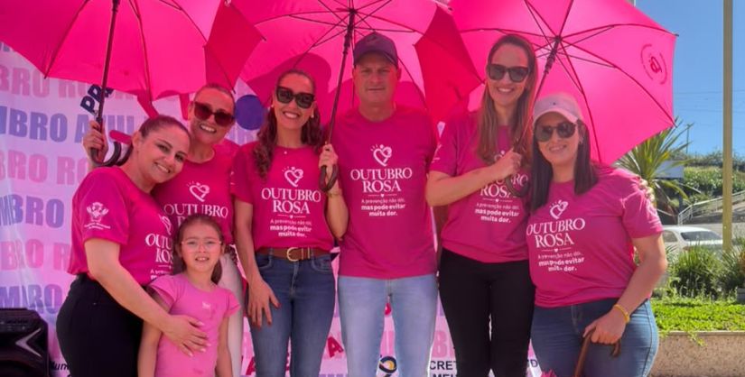 Meleiro reúne mais de 100 mulheres em caminhada do Outubro Rosa e anuncia evento com Laine Valgas