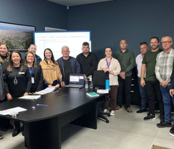 Equipe técnica da Secretaria de Desenvolvimento Social apresenta serviços realizados em reunião com vereadores