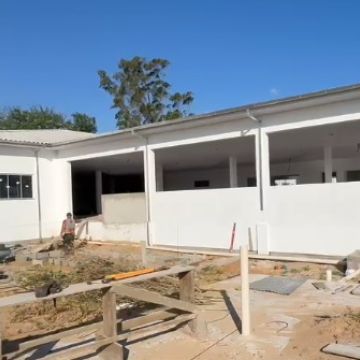 Prefeito acompanha avanço das obras na E.E.F. Lagoão, em Araranguá