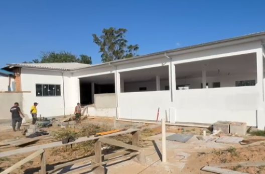 Prefeito acompanha avanço das obras na E.E.F. Lagoão, em Araranguá