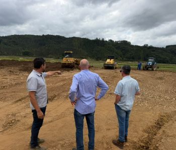 Meleiro prepara terreno para construção de 12 moradias do programa Casa Catarina