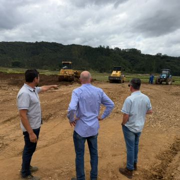 Meleiro prepara terreno para construção de 12 moradias do programa Casa Catarina