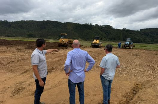 Meleiro prepara terreno para construção de 12 moradias do programa Casa Catarina