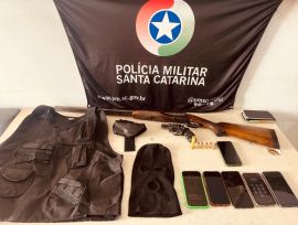 Polícia Militar resgata duas vítimas de agressões e apreende armas de fogo em propriedade rural