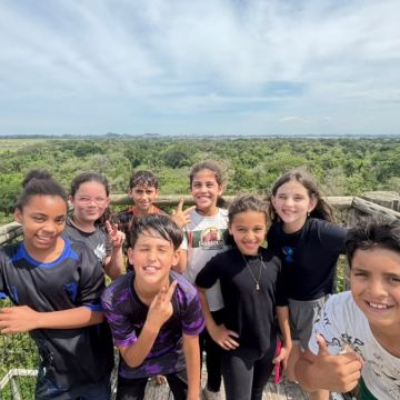 Cerca de 60 crianças e adolescentes do SCFV de Maracajá participam de dia delazer no Parque Ecológico