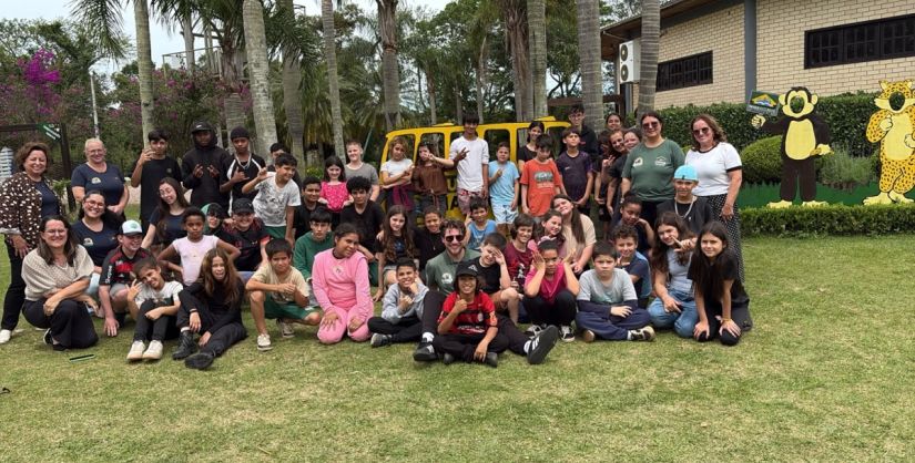 Cerca de 60 crianças e adolescentes do SCFV de Maracajá participam de dia delazer no Parque Ecológico